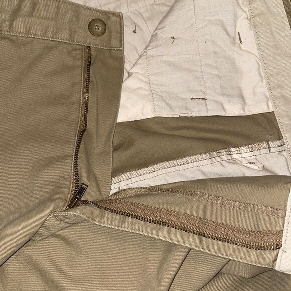 Van Heusen khaki 38 waist men’s shorts EUC 100% Cotton 8” inseam, flat front - Picture 9 of 12